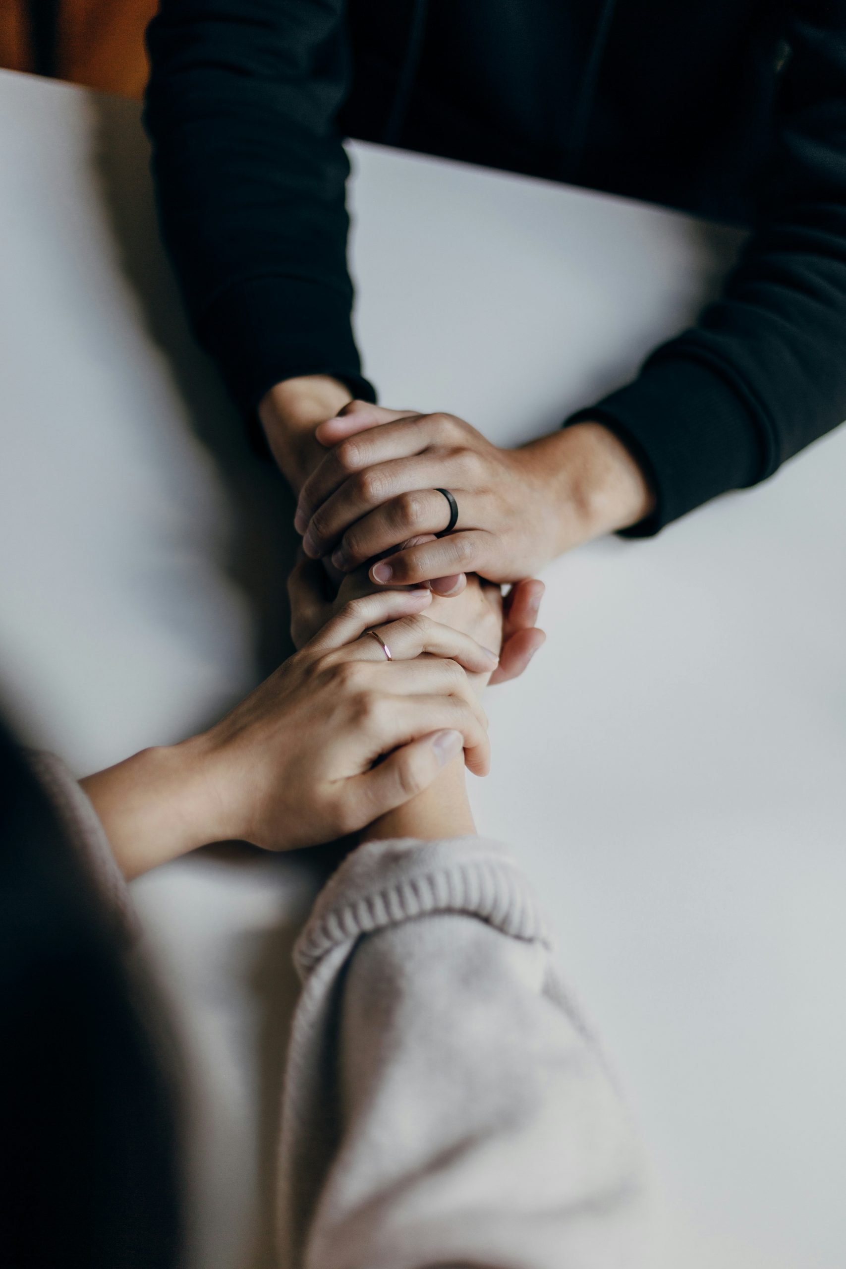 Duas pessoas de mãos dadas, transmitindo apoio e confiança